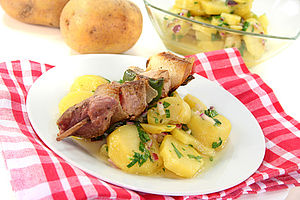 Kartoffelsalat und Grillfleisch
