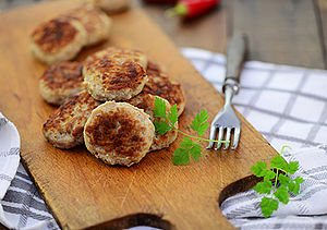 Hackbällchen mit Zucchini-Pilz-Ragout und Tomatenreis