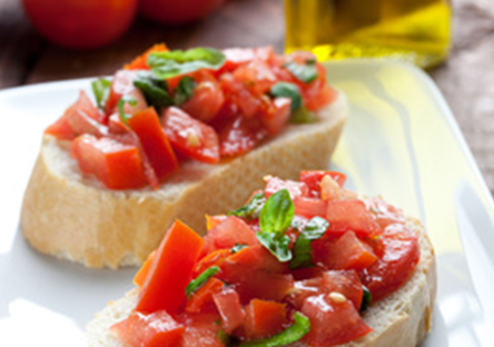 Tomatensalat auf geroestetem Vollkornbrot