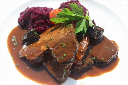 Rehmedaillons mit Zimt-Orangen-Rotkohl