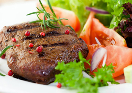 Rinderfilet mit ueberbackenen Kaese-Tomaten