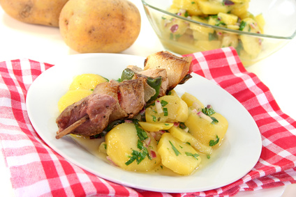 Kartoffelsalat und Grillfleisch