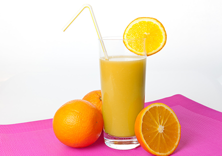 Fruehstueck mit Buttermilch-Orangen-Shake